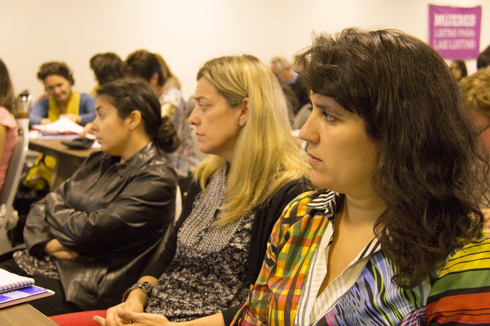 Mujeres participando en seminario las mujeres en el medio de los medios - horizontes mediáticos igualdad